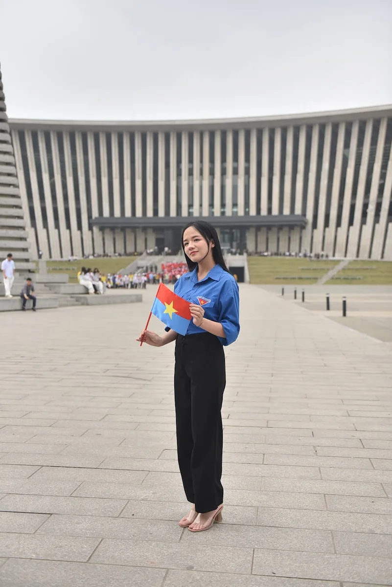 果冻传媒拍摄现场，摄影机与灯光就位后团队确认取景范围